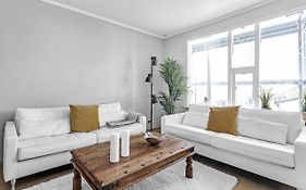 Charming, 2 Bedroom Seaside Apartment